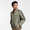 Una prenda exterior todoterreno. Preparate para el frío con la chaqueta FINLAND de Roly. Su diseño actual cuenta con cremalleras invertidas a tono y forro interior a contraste.